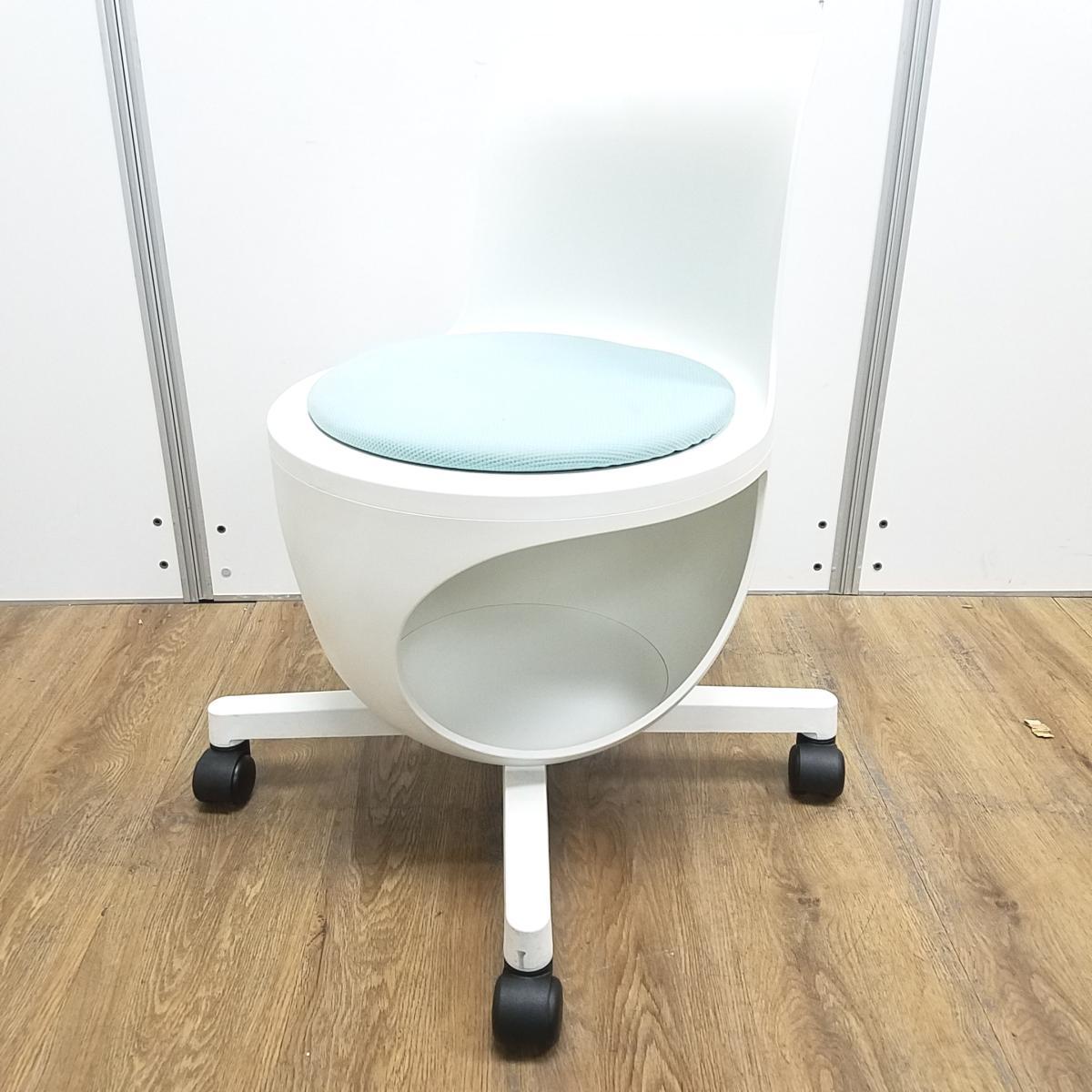 ★【T2】【商品入替のため、残り1脚限り】オカムラ製　イーチェア(e-chair)　セージ　肘無　ミーティングチェア　キャスター付　荷物置きスペース有　空間に活気と楽しさをもたらす、たまごのようなアクティブチェア！　ミーティングチェア！！
                        イーチェア
                                    中古
            