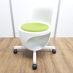 ★オカムラ製　イーチェア(e-chair)　グリーン　肘無　ミーティングチェア　キャスター付　荷物置きスペース有　空間に活気と楽しさをもたらす、たまごのようなアクティブチェア！　ミーティングチェア！！
