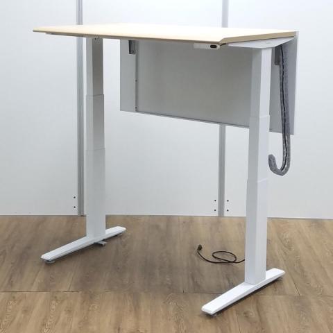 ★【17年度製】オカムラ製　スイフト(Swift)　木目ナチュラル　W1150×D700×H700～1250サイズ　昇降　平机　幕板付　二段階昇降機能付き　電動で高さ調整可能・立ち姿勢を取り入れた新しいワークスタイルへ！　電動昇降デスク！！