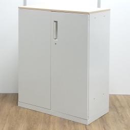 ★【訳あり品：カバー不足・背面/棚板キズあり】プラス製　レガーティオ（REGATEO）　ホワイト　木目ナチュラル天板付　シリンダー　収納物がひとめで分かる両開き戸タイプのホワイト書庫！　ローキャビネット　両開き書庫！！※保障対象外品になります。