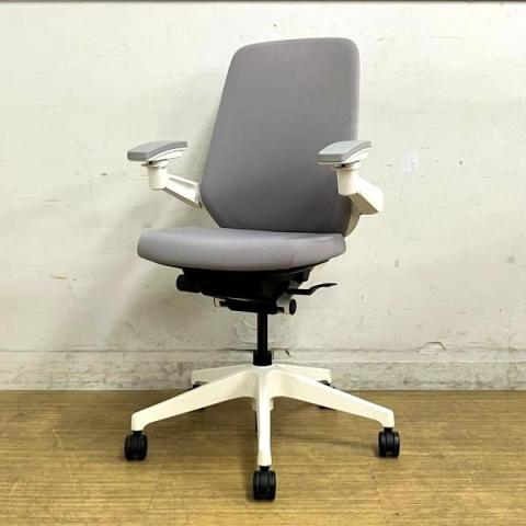 【2022年製】イトーキ　ノート　ハイバックモデル　アジャスタブル肘　プレーンクロス　張地：ライトグレー 　お洒落かつ状態良好なチェアが入荷