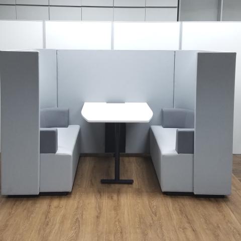 ★コクヨ製 ブラケッツ ライトグレー ソファーAタイプx2、パネル付きテーブル(パネル脚)x1 ミーティングセット オンライン用ブース・ワークブース!!