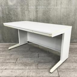 【ゆとりのあるワークスペースで作業効率アップ！デュアルディスプレイや資料を広げる方に！】■オカムラ(okamura)製　アドバンス(ADVANCE)シリーズ　平机　引き出し付　W1400㎜　■ホワイト　※日焼け有