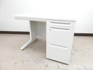 ※一部日焼けによる使用感あり【人気のコンパクトサイズ！収納も充実で使いやすい片袖机！】/オススメ(おすすめ) /人気商品【弊社使用欄：A01044142】 ■片袖デスク　W1000㎜　■ネオホワイト　■シリンダー錠 /オカムラ(okamura)製　アドバンスシリーズ(ADVANCE)