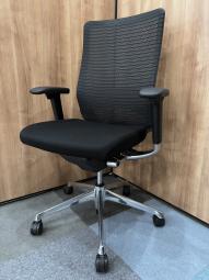 【2022年製】【どんな空間にも調和するデザインと最上級の操作性】■オカムラ（okamura）　コーラルチェア(Choral)　可動肘　ハイバック　■背面メッシュ・座面クッション　■ブラック　■ランバーサポート付き