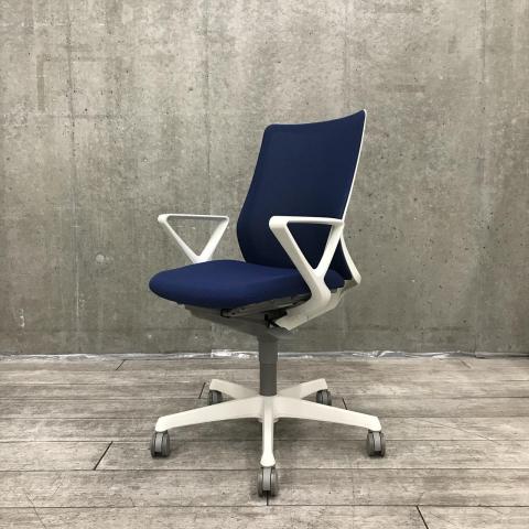 【腰まわりをしっかりホールド!長時間作業も快適フィット!】■オカムラ(okamura)製 フルーエントチェア(Fluent) 肘付き ハイバック 背面メッシュ ■サークル肘 ■ミディアムブルー×ホワイトシェル