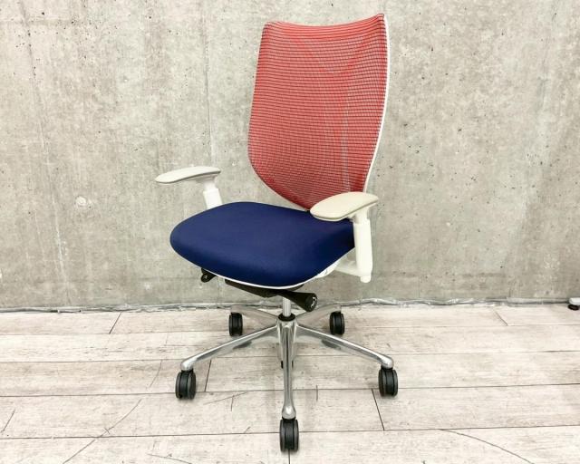 【在庫入替セール品】☆流れるような美しいフォルムで作業姿勢に心地よくフィット! ■オカムラ サブリナチェア 可動肘付 背:レッド / 座:ダークブルー ■人間工学から生まれたワーキングチェア!【Okamura Sabrina】★A00994649