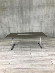 【スタイリッシュで上質なデザイン！4～6名様での使用におすすめ！！】■コクヨ(KOKUYO)製　アリーナ/T(ALINA T)シリーズ　角テーブル　ミーティングテーブル　W2000×D1000㎜　■配線カバー付　■木目調ブラウン/T字脚：シルバー