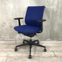 【オフィスの王道！納得の座り心地！魔法のように売れ続けている定番のオフィスチェア！】■コクヨ(KOKUYO)製　ウィザード(wizard)チェア　肘付ローバック　■固定肘・ハンガー付　■ミディアムブルー×ブラックシェル