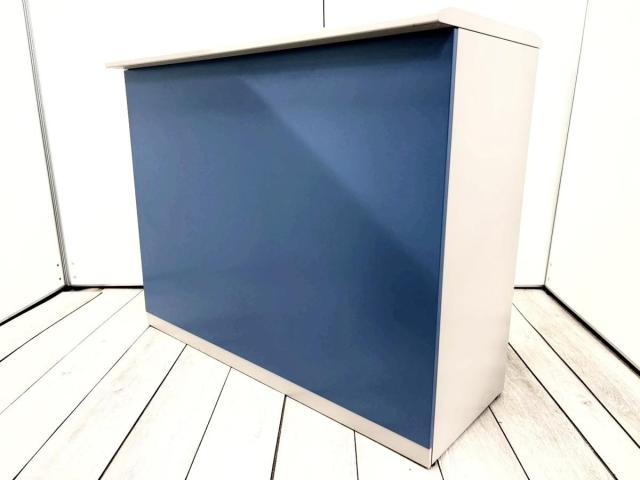 【希少在庫入荷!】横幅1200mmの人気ハイカウンターが入荷!
■コクヨ/NKカウンター/本体:ホワイトグレー フロントパネル:ブルー ハイカウンター