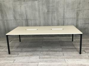 【広々としたワークスペース！4～8人での使用に最適！】■オカムラ（okamura）　アプションフリー（Aption Free）　ミーティングテーブル　会議テーブル　W2400×D1200㎜　■配線カバー2ヶ所　■天板：木目ナチュラル　4本脚：ブラック