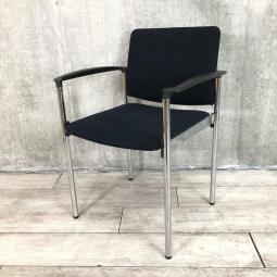 【シンプルで使い勝手の良いスタッキングチェア！使わない時は重ねて収納！】■プラス(PLUS)製　M-380シリーズ　肘付　スタッキングチェア　会議用チェア　キャスター無　■ブラック【省スペース化に貢献】