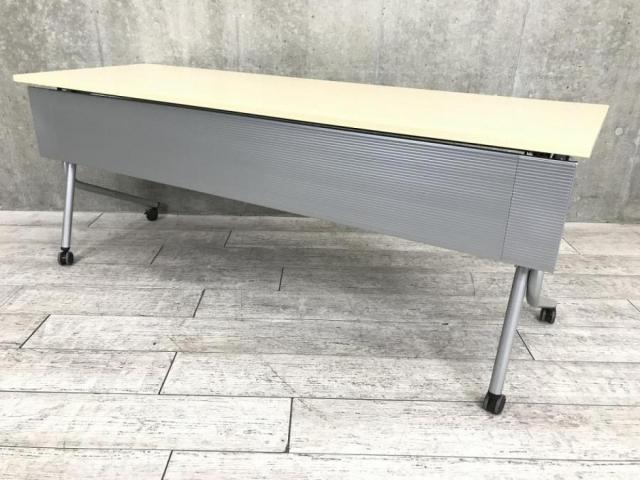 【定価約8万円】【天板ナチュラルカラーの人気サイドスタックテーブル!2~3人使用に最適!】■オカムラ(okamura)製 ネスティア(NESTIA)シリーズ サイドスタックテーブル フラップタイプ W1800×D600㎜ ■幕板付 ■木目ナチュラル