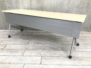 【定価約8万円】【天板ナチュラルカラーの人気サイドスタックテーブル！２～３人使用に最適！】■オカムラ(okamura)製　ネスティア(NESTIA)シリーズ　サイドスタックテーブル　フラップタイプ　W1800×D600㎜　■幕板付　■木目ナチュラル