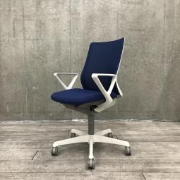 【腰まわりをしっかりホールド！長時間作業も快適フィット！】■オカムラ(okamura)製　フルーエントチェア（Fluent）　肘付き　ハイバック　背面メッシュ　■サークル肘　■ミディアムブルー×ホワイトシェル