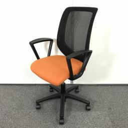 入替セール品につきお値下げ！【コスパの良いメッシュチェア！】■ITOKI（イトーキ）製　コルトチェア（colt）　肘付き　ハイバック　背面メッシュ/ブラック　■サークル肘　■アンバーオレンジ × ブラックシェル