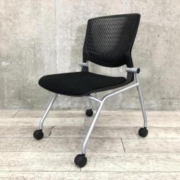 【2脚入荷】【しなやかにワーカーを受け止める洗練されたデザイン！使わない時は重ねて収納可能！】■オカムラ（okamura）製　グラータ (Grata)　肘無し　ミーティングチェア　ネスティングチェア　■背面樹脂メッシュ/背パッドなし　■座面：ブラック　■キャスター付