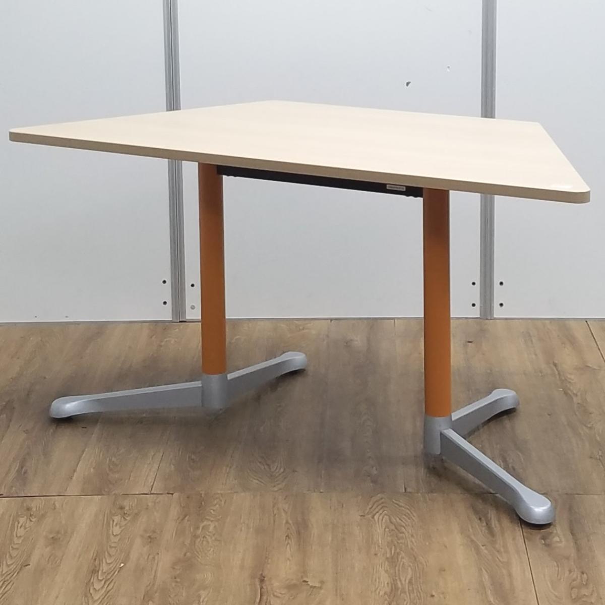 オカムラ製　アクティアフェロー (Acti@Fellow)）　ナチュラル天板　W1450xD650xH720サイズ　キャスター付　どの向きからでも使いやすい台形テーブル！　ミーテイングテーブル　台形テーブル！！
                        Acti@ Fellow
                                    中古
            