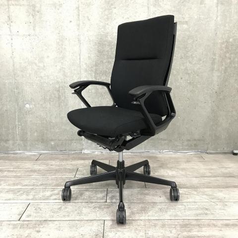 ■Okamura/オカムラ ■デューク(Duke)チェア ■ブラック(black) ■肘付き/固定肘 ■ハイバック ■ランバーサポート付き ※肘スレ有 【弊社使用欄:A01048174】