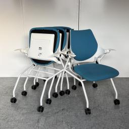 【10脚入荷】【平行スタックで省スペース！疲れにくく快適な座り心地を追求！】■イトーキ（ITOKI）製　イプサシリーズ（ipsa）　ネスティングチェア　ミーティングチェア　■肘付き　キャスター付　■ストロングブルー×ホワイトシェル