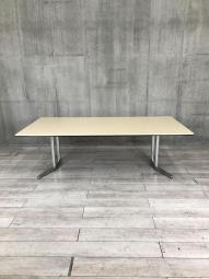 【オカムラ製高級テーブル、ラティオが入荷！人気の高い会議用テーブル！】■オカムラ(okamura)製　ラティオ(RATIO)シリーズ　ミーティングテーブル　会議用　W2400×D1200㎜　■天板：木目調ナチュラル/脚：アルミポリッシュ