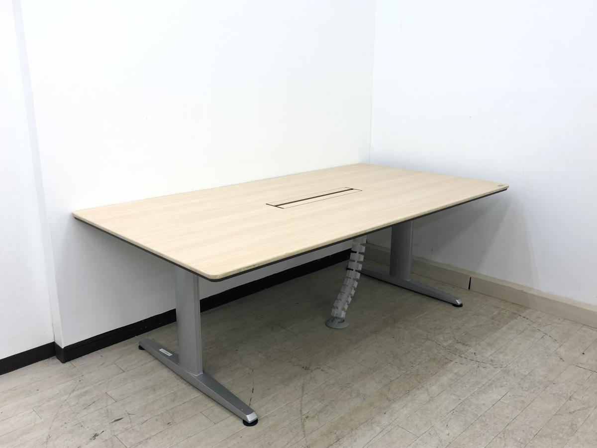 【配線ダクト付きのW2100サイズで会議シーンや商談スペースに活躍！】オカムラ製　リフティオシリーズ　大型テーブル　ナチュラル　《オフィスバスターズ福岡博多店は、福岡を拠点として、日本全国へ中古オフィス用品・オフィス家具を提供しております》
                        リフティオ
                                    中古
            