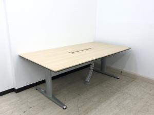 【配線ダクト付きのW2100サイズで会議シーンや商談スペースに活躍！】オカムラ製　リフティオシリーズ　大型テーブル　ナチュラル　《オフィスバスターズ福岡博多店は、福岡を拠点として、日本全国へ中古オフィス用品・オフィス家具を提供しております》