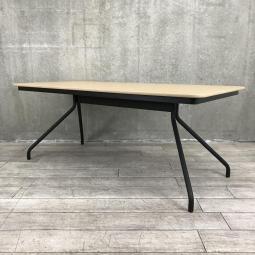 【デザイン性に優れたミーティングテーブル！4～6名様使用に最適！】■ミーティングテーブル　会議テーブル　■W1800×D900㎜　■脚ブラック　■木目ナチュラル天板/
イトーキ（ITOKI） 製　カシール（CASUEEL）