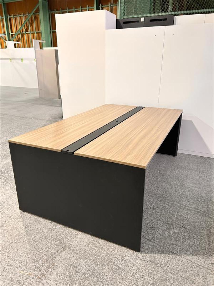 【関西倉庫入荷】■イトーキ製　インターリンク　フリーアドレスデスク　W2000×D1200×H720　■ナチュラル天板×ブラック脚　【固定席を持たない働き方に！今流行りのフリーアドレスデスク！！】
                        インターリンク
                                    中古
            