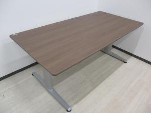 【限定1台のみ！W1800mmで事務所等で人気のサイズ感です！】オカムラ製　リフティオシリーズ　テーブル　ブラウン　《オフィスバスターズ福岡博多店は、福岡を拠点として、日本全国へ中古オフィス用品・オフィス家具を提供しております》