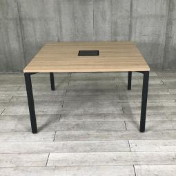 【スタイリッシュなミーティングテーブル！ワークデスクとしても使用可能！】 ■コクヨ（KOKUYO）製　ワークフィット （WORKFIT）　ミーティングテーブル　スクエアテーブル　■W1200×H720㎜　■配線口あり　■キャスター付　■天板：木目調ナチュラル　脚：ブラック