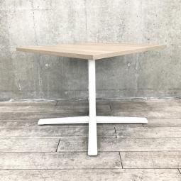 【カフェのようなオシャレな空間を演出！リフレッシュスペースなどにもお勧め！】■オカムラ（okamura）製　ライブス（Lives）ミーティングテーブル　角テーブル　W900×H720㎜　■天板：木目ナチュラル　脚：ホワイト