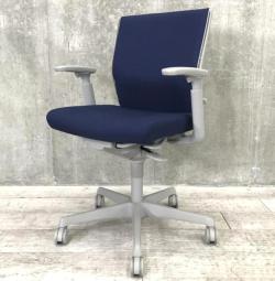 【売れ筋商品!常に人気上位のワーキングチェア!】■オカムラ エスクードチェア 可動肘付 ダークブルー ■スタンダードクラスで人間工学に基づいた確かな座り心地!【OKAMURA ESCUDO】