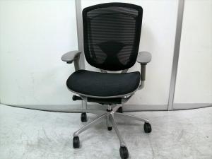 【状態良好】【世界で認められた革新的タスクチェア!】■オカムラ (Contessa)コンテッサチェア 可動肘付 ブラック ■人間工学に基づいた快適な座り心地を実現!