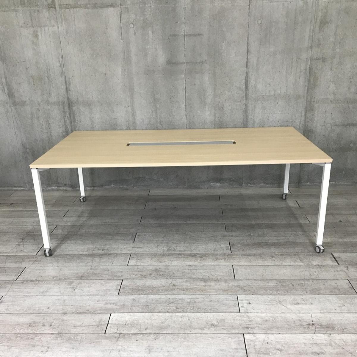 【広々としたワークスペース！6人程度での使用に最適！】■オカムラ（okamura）　アプションフリー（Aption Free）　ミーティングテーブル　会議テーブル　W2100×D1200㎜　■配線カバーあり　■4本脚/キャスター付き　■天板：ネオウッドライト（木目ナチュラル）　ホワイト脚【HU】【関東倉庫在庫品】【弊社使用欄：A01038535】
                        アプションフリー
                                    中古
            