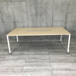 【広々としたワークスペース!6人程度での使用に最適!】■オカムラ(okamura) アプションフリー(Aption Free) ミーティングテーブル 会議テーブル W2100×D1200㎜ ■配線カバーあり ■4本脚/キャスター付き ■天板:ネオウッドライト(木目ナチュラル) ホワイト脚【HU】【関東倉庫在庫品】【弊社使用欄:A01038535】