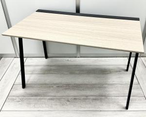 【未使用品！】【オフィストレンドの最先端！　木目調のオシャレ天板が印象的なデスクが入荷いたしました！】■平机　■弘益/KOEKI　■木目ナチュラル(サンドオーク天板)　■ABW商材　■ワークデスク  ■配線気孔付き