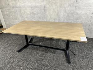 【博】【法人・個人のお客様共に需要ありの昇降デスクが1台入荷しました！】◆イトーキ　トイロ　ナチュラル　《オフィスバスターズ福岡博多店は、福岡を拠点として、日本全国へ中古オフィス用品・オフィス家具を提供しております》※サテライトは商談スペースのみの為、在庫は福岡の在庫を掲載しております。商品につきましてはお電話にてお問い合わせください