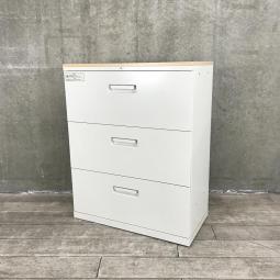 収納力抜群の3段ラテラル書庫！A4書類が大量に収納可能！
■プラス/レガーティオシリーズ（REGATEO）/本体:ホワイト　天板:木目ナチュラル　3段ラテラル　ローキャビネット　H1120㎜　シリンダー錠　木目天板付