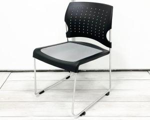 貴重なメッシュ生地のスタッキングチェアが入荷！背面はメッシュで使い勝手抜群！
■コクヨ/Predo（プレド）/ブラック×グレー