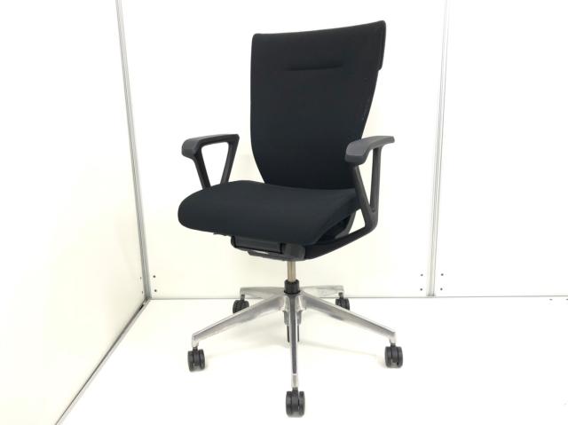 【ワーカーの体格に合わせた最適な座り心地を実感!】■イトーキ コセールチェア 肘付 ブラック ボーダーバックタイプ ■操作レスで着座者の体重に応じてロッキングの反力が調整される体重感応メカ搭載!【ITOKI Coser】★