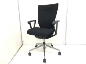 【ワーカーの体格に合わせた最適な座り心地を実感!】■イトーキ コセールチェア 肘付 ブラック ボーダーバックタイプ ■操作レスで着座者の体重に応じてロッキングの反力が調整される体重感応メカ搭載!【ITOKI Coser】★