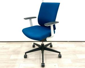 ■コクヨ(KOKUYO)製　■ウィザード2（wizard2）チェア　■プルシアンブルー×ホワイトシェル ×ブラック脚 　■肘付ローバック　■固定肘・ランバーサポート付き　【弊社使用欄：A01048229  K】【ID】