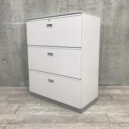 【A4ファイルも沢山収納可能！人気の３段引き出し式キャビネット！】■イトーキ（ITOKI）製　シンライン（THIN LINE）　3段ラテラル書庫　ローキャビネット　■天板/ベース付き　■シリンダー錠　■グレー