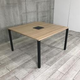 【スタイリッシュなミーティングテーブル！ワークデスクとしても便利に使える！】 ■コクヨ（KOKUYO）製　ワークフィット （WORKFIT）　ミーティングテーブル　角テーブル　W1200×H720㎜　■配線口あり　■天板：木目調ナチュラル　脚：ブラック 【HU】【関東倉庫在庫品】【弊社使用欄：A01048668】