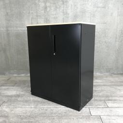 【シックなブラックの両開き書庫！A4ファイルも楽々収納できます！】■ウチダ(UCHIDA）製　HSシリーズ　両開き書庫　ローキャビネット　H1120㎜　■天板/ベース付　■本体：ブラック　天板：ナチュラル木目調　■シリンダー錠 【弊社使用欄：A01038557】【SN】