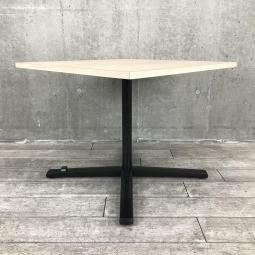 【カフェのようなオシャレな空間を演出！リフレッシュスペースなどにもお勧め！】■オカムラ（okamura）製　ライブス（Lives）ミーティングテーブル　角テーブル　W900×H720㎜　■天板：木目ナチュラル　脚：ブラック 【弊社使用欄：A01047421】