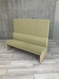 【人気のファミレスベンチ風ミーティングブースソファ！】■オカムラ（okamura）製　プロセルバ（Proselva）　3人用ソファ　背面パネル付き　■W1600×D620mm　■グリーン【弊社使用欄：A01020489】