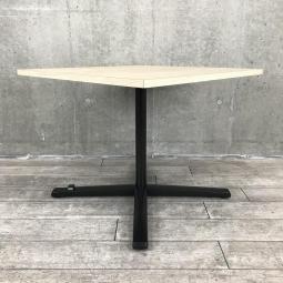【カフェのようなオシャレな空間を演出！リフレッシュスペースなどにもお勧め！】■オカムラ（okamura）製　ライブス（Lives）ミーティングテーブル　角テーブル　W900×H720㎜　■天板：木目ナチュラル　脚：ブラック 【弊社使用欄：A01047421】