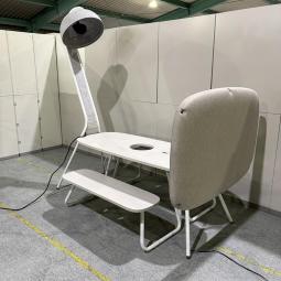 【気軽にオープンスペースでWEB会議ができる全く新しいミーティングテーブル！】■イトーキ/サウンドパラソル（sound parasol）　4人用オープンブース　ミーティングテーブル・チェアセット　■ホワイト　※モニター・カメラ・マイクは付属しておりません。